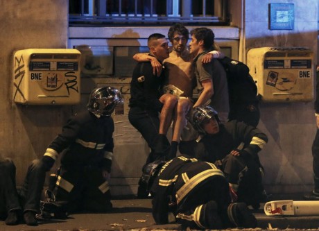 Parece que vuelve a haber un tiroteo en Francia con varias víctimas... 

https://internacional.elpais.com/internacional/2015/11/13/actualidad/1447449607_131675.html

Seguiremos 42