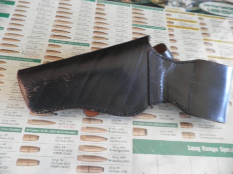 Hola a tod@s,
vendo esta funda de cuero moldeada para un revolver de 4", está practicamente nueva 10