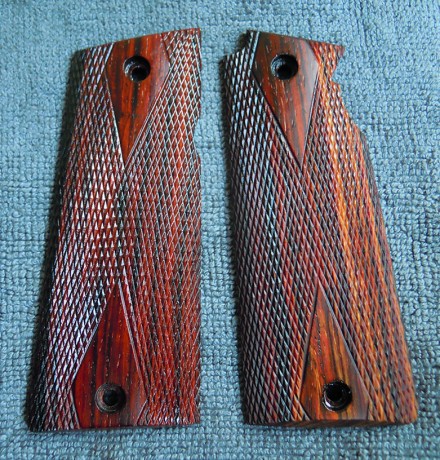 Vendo cachas para pistolas Colt 1911, y todos sus clones, en madera exótica de cocobolo.
-Picadas a 18 61