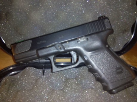 Vendo pistola Glock 19 de 3ª generación, con muchos extras y prácticamente sin uso.La entrego con los 00