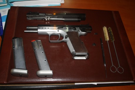 Vendo tanfoglio limited del 45, con dos cargadores, caja para transporte no original, dos baquetas de 02