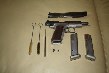 Vendo tanfoglio limited del 45, con dos cargadores, caja para transporte no original, dos baquetas de 01