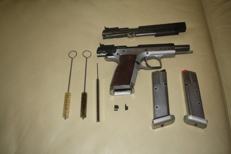 Vendo tanfoglio limited del 45, con dos cargadores, caja para transporte no original, dos baquetas de 00