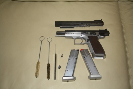 Vendo tanfoglio limited del 45, con dos cargadores, caja para transporte no original, dos baquetas de 12