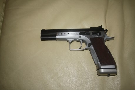 Vendo tanfoglio limited del 45, con dos cargadores, caja para transporte no original, dos baquetas de 11