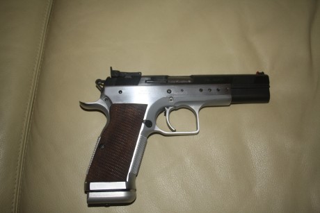 Vendo tanfoglio limited del 45, con dos cargadores, caja para transporte no original, dos baquetas de 10
