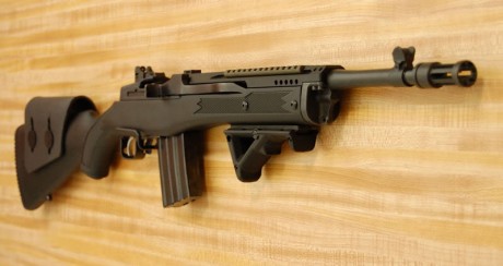 Buenas noches.Una preguntilla por favor.He visto en la television a policias franceses con un fusil similar 151