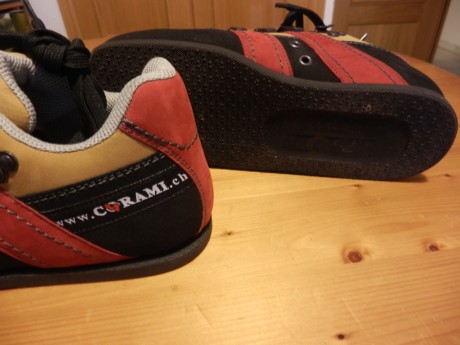  Vendo un pares de zapatos para Tiro. 

Par de zapatos  Korami , del número  37 .
Poquísimo uso (una competición), 22