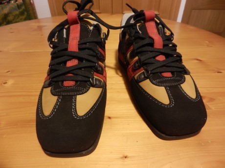  Vendo un pares de zapatos para Tiro. 

Par de zapatos  Korami , del número  37 .
Poquísimo uso (una competición), 20