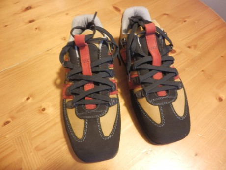  Vendo un pares de zapatos para Tiro. 

Par de zapatos  Korami , del número  37 .
Poquísimo uso (una competición), 30