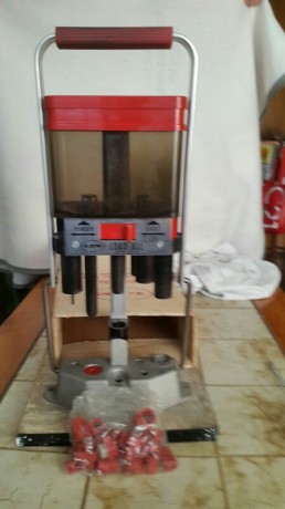 Vendo maquina de recargar cartuchos de escopeta marca Lee por retirarme de la recarga. El precio es de 02