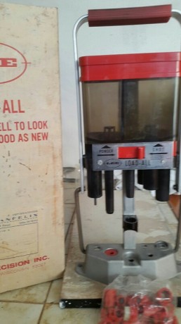 Vendo maquina de recargar cartuchos de escopeta marca Lee por retirarme de la recarga. El precio es de 01