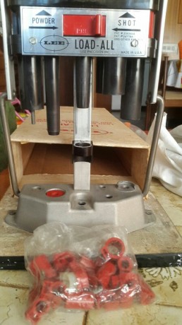 Vendo maquina de recargar cartuchos de escopeta marca Lee por retirarme de la recarga. El precio es de 00