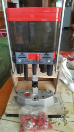 Vendo maquina de recargar cartuchos de escopeta marca Lee por retirarme de la recarga. El precio es de 10