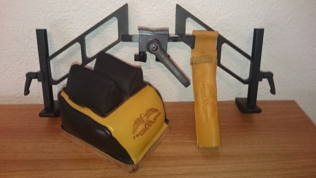 Vendo bipode y saquete totalmente nuevos y también un porta cerrojos...se vende todo el conjunto!!!

250eur 00