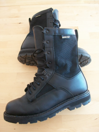 Vendo Botas Iturri gore tex, COLOR NEGRO  talla 44, modelo más alto  de gama, impermeables y ágiles, ideal 00