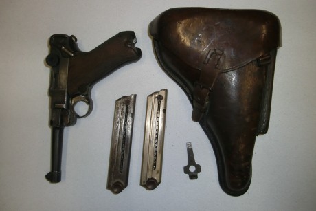  CIMG2950.JPG 
 CIMG2949.JPG 
 CIMG2951.JPG 

Vendo una pistola P08 del ejército alemán. Particularmente 01