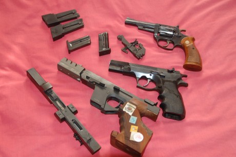 Hola, vendo Revolver Astra .22 y Pistola 9mm. Norinco  con dos cargadores por abandono del Tiro deportivo
ambas 00