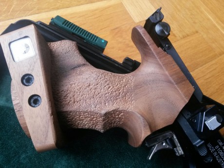Vendo pistola competición Steyr LP50 en estado impecable. Dos botellas. Dos cargadores de 5 disparos y 00