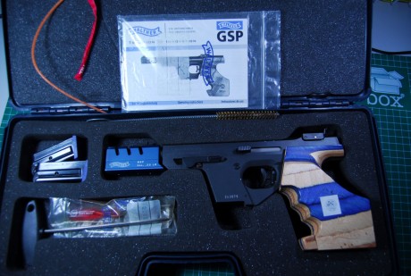 Por cambio de modalidad vendo GSP Expert del 22, cacha laminada en azul, maletín y accesorios originales, 02