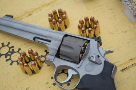 Se trata de un revolver de S&W del calibre 9 parabellum
No veo que nadie lo venda en España
¿No es 00