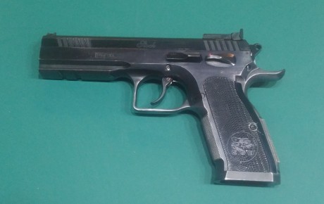 Hola un compañero del club me ha encargado que le venda su Tanfoglio stock III.
Tiene dos temporadas de 00