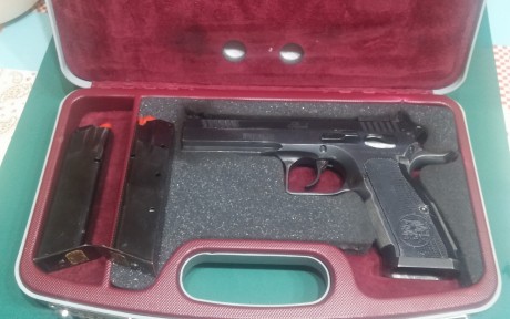 Hola un compañero del club me ha encargado que le venda su Tanfoglio stock III.
Tiene dos temporadas de 12