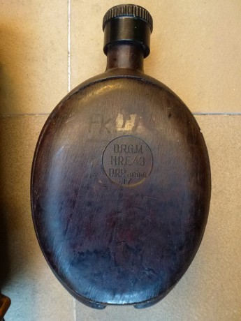 Buenas, vedo lote original alemán del 3 Reich compuesto por:
- Lata portamáscara alemana (Gasmaskenbüchse) 01