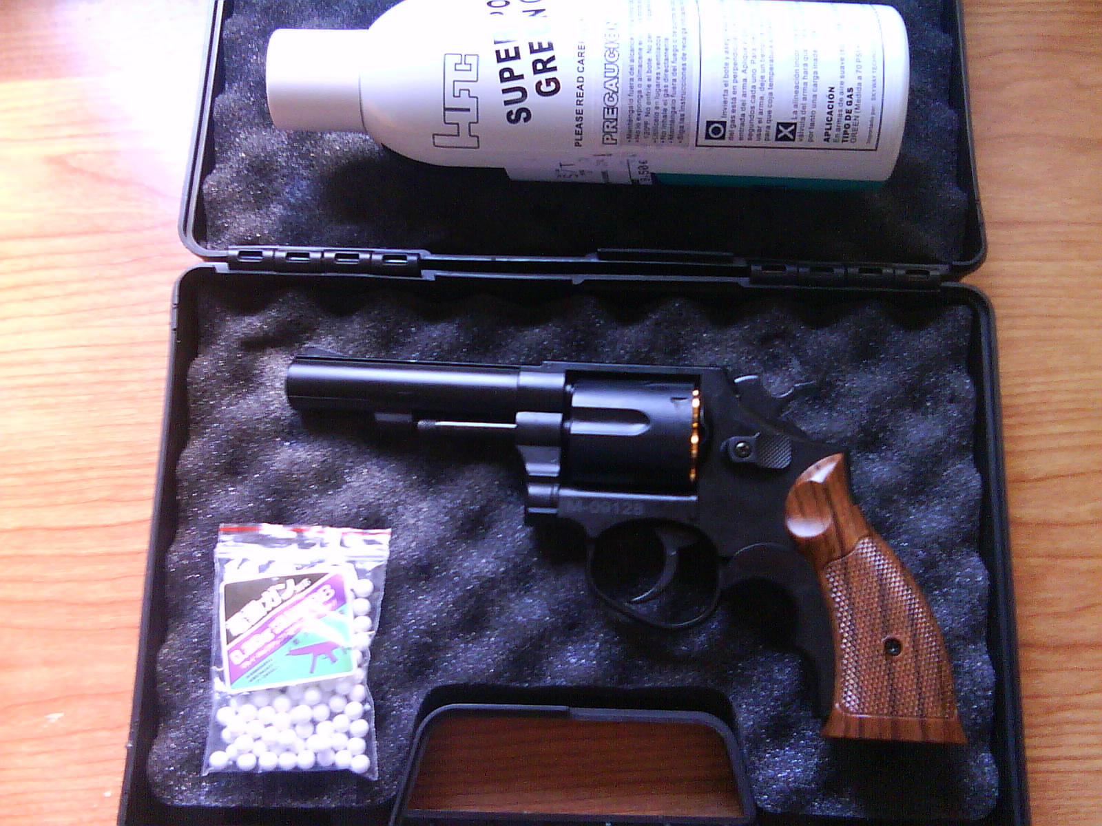 Buenas compañeros!

Acabo de hacerme con este precioso revolver de airsoft de CO2 y estoy como un niño 02
