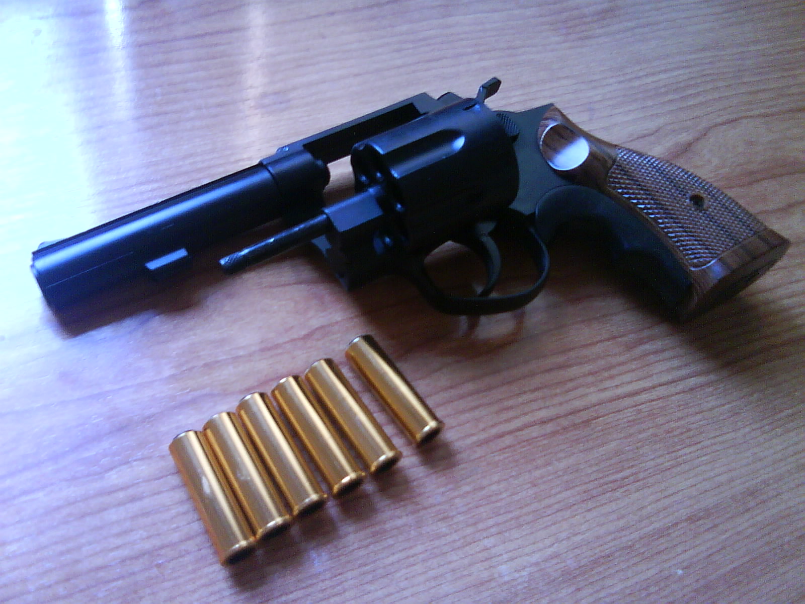Buenas compañeros!

Acabo de hacerme con este precioso revolver de airsoft de CO2 y estoy como un niño 01