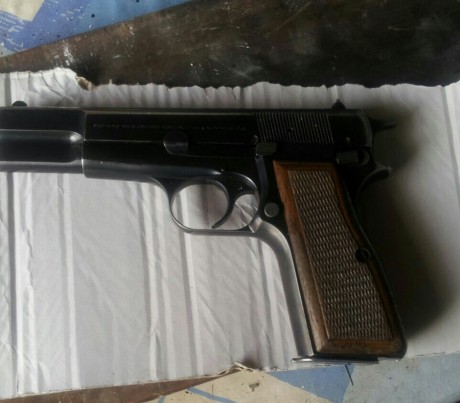 Se vende pistola browning fn gp35 del calibre 9mm parabellum. Esta guiada en F. Esta en muy buen estado. 02