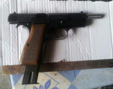 Se vende pistola browning fn gp35 del calibre 9mm parabellum. Esta guiada en F. Esta en muy buen estado. 01