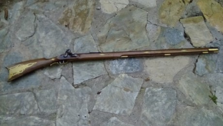 Hola vendo este rifle en calibre 50 para chispa. Se puede ver y probar en Madrid.Precio 400 portes incluidos 00