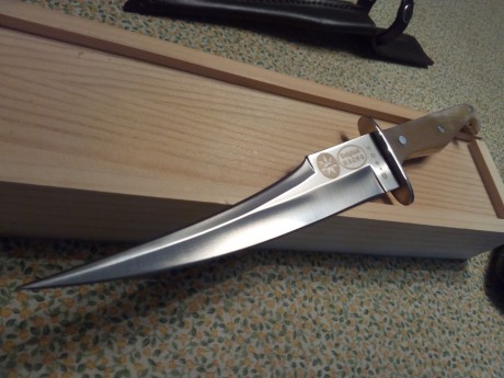 Un cuchillo, aunque no muy visto, de todos conocido, es el Macho Riojano.
Un cuchillo que se usaba tanto 170