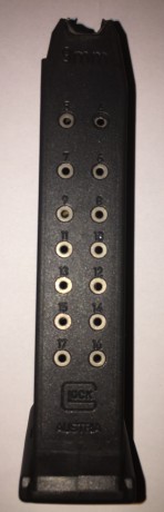 Se venden cargadores Glock 17 (se dispone de dos unidades), para 17 cartuchos del calibre 9 mm Pb.
Están 02