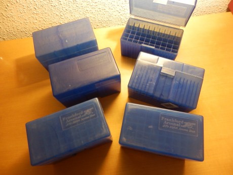 Me sobran seis cajas plásticas para munición de arma larga.
Son  Franford Arsenal  y están en muy buen 01