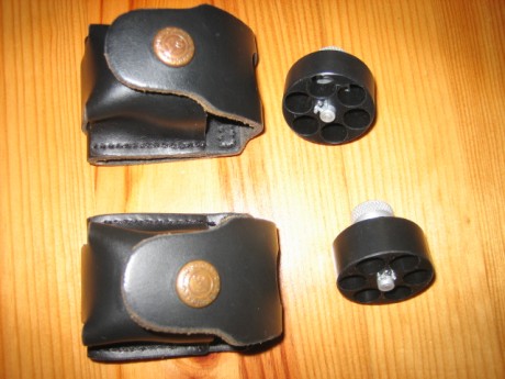 Hola.  Vendo 4 cargadores y portacargadores para revolver S/W HKS modelo 586, seis balas del 357/38Esp..
Dos 00