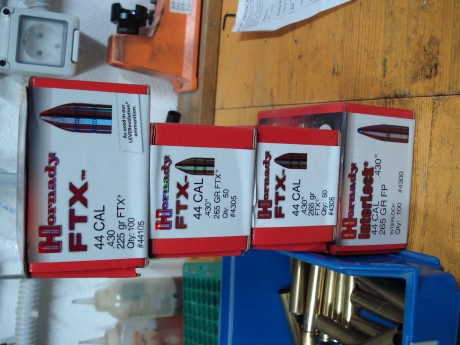 Vendo el siguiente material, del 444
Dos cajas de Hornady FTX de 265 gr (   100 puntas )
40 puntas mas 00