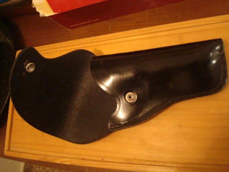  DSC06887.JPG  DSC06889.JPG  DSC06890.JPG 

Funda S&W para un revolver modelo 10 en 4", el estado 00