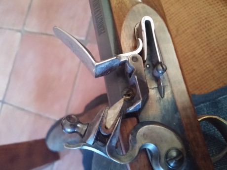 Hola vendo este rifle en calibre 50 para chispa. Se puede ver y probar en Madrid.Precio 400 portes incluidos 21