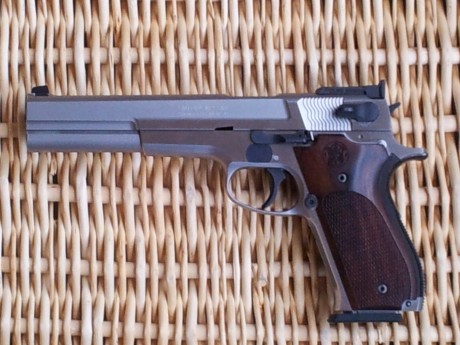 ¡ Hola a todos !

Un compañero me ha pedido que gestione la venda su Smith & Wesson 952-2 LS Performance 01