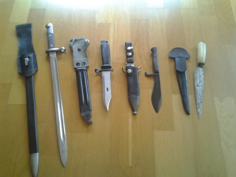 Hola a todos. Ayer, enredando por el trastero, encontré este par de bayonetas que me regalara mi abuelo. 10