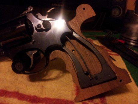 Un saludo a todos y feliz navidad
pongo a la venta esta cacha anatomica marca MORINI talla "L" 20