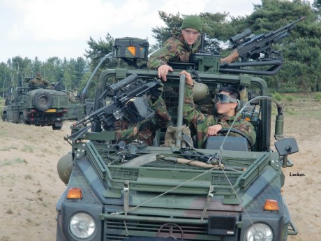 Hola a todos..... :saluting-soldier: 

  Vídeos y temas de las Fuerzas Especiales mundial.  
 
Holandés 51