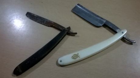 Vendo estasdos navajas de afeitar. La más antigua es una Joseph Rodgers & Sons, con cachas de madera. 02
