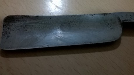 Vendo estasdos navajas de afeitar. La más antigua es una Joseph Rodgers & Sons, con cachas de madera. 01