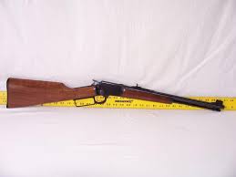 Se vende esta preciosidad americana en calibre 22 LR, desmontable en su funda para mayor comodidad, una 01