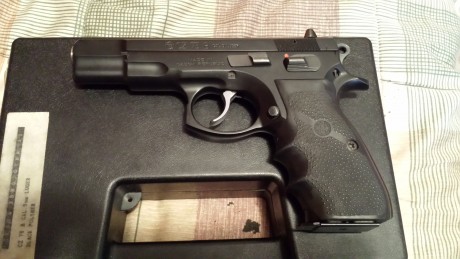 Vendo 3 pistolas, guiadas con licencia F, por abandonar la práctica del tiro deportivo. 

 - CZ-75. Calibre 01