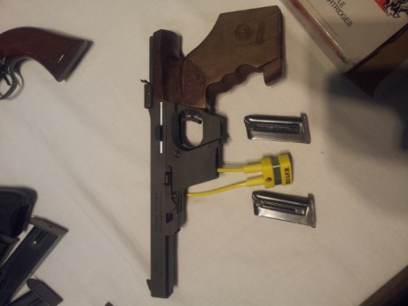 un amigo vende una pistola Whalter GSP 22lr en muy buen estado , tiene sus años pero esta impecable , 01
