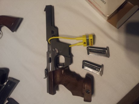 un amigo vende una pistola Whalter GSP 22lr en muy buen estado , tiene sus años pero esta impecable , 00